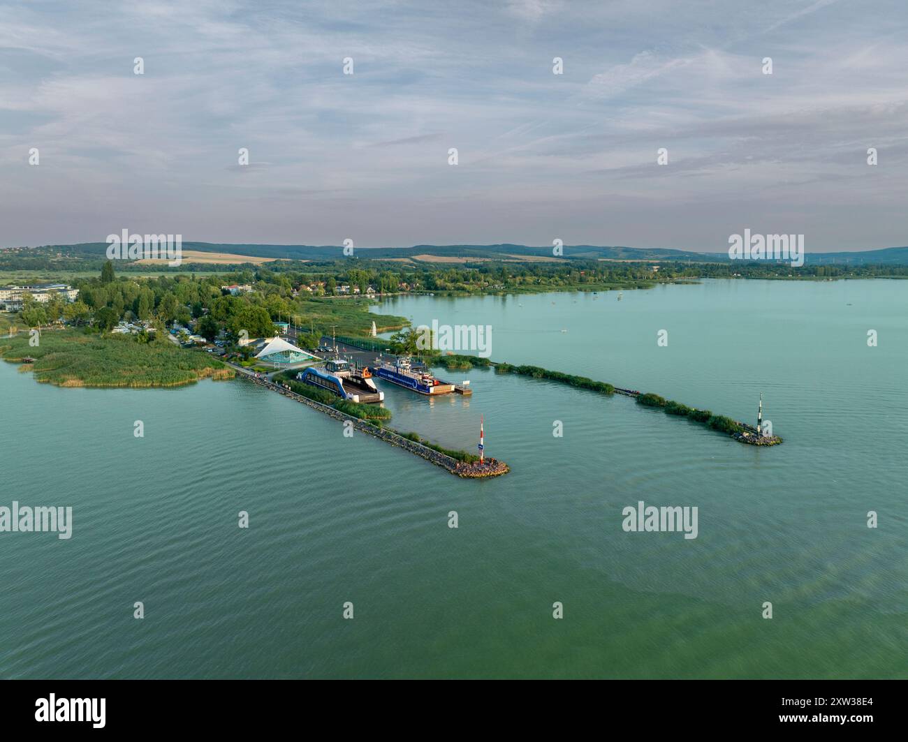 Fähre über den Balaton von Szantod nach Tihany an einem sonnigen Sommertag, Transport und Reisehintergrund. Neue Fährschiffe, die beginnen zu arbeiten Stockfoto