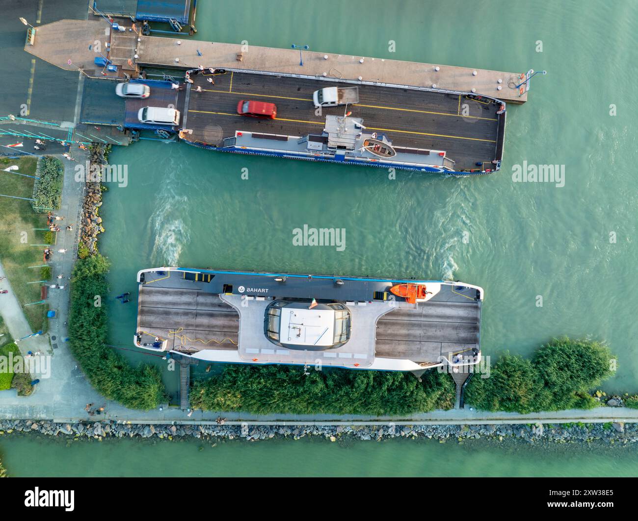 Fähre über den Balaton von Szantod nach Tihany an einem sonnigen Sommertag, Transport und Reisehintergrund. Neue Fährschiffe, die beginnen zu arbeiten Stockfoto