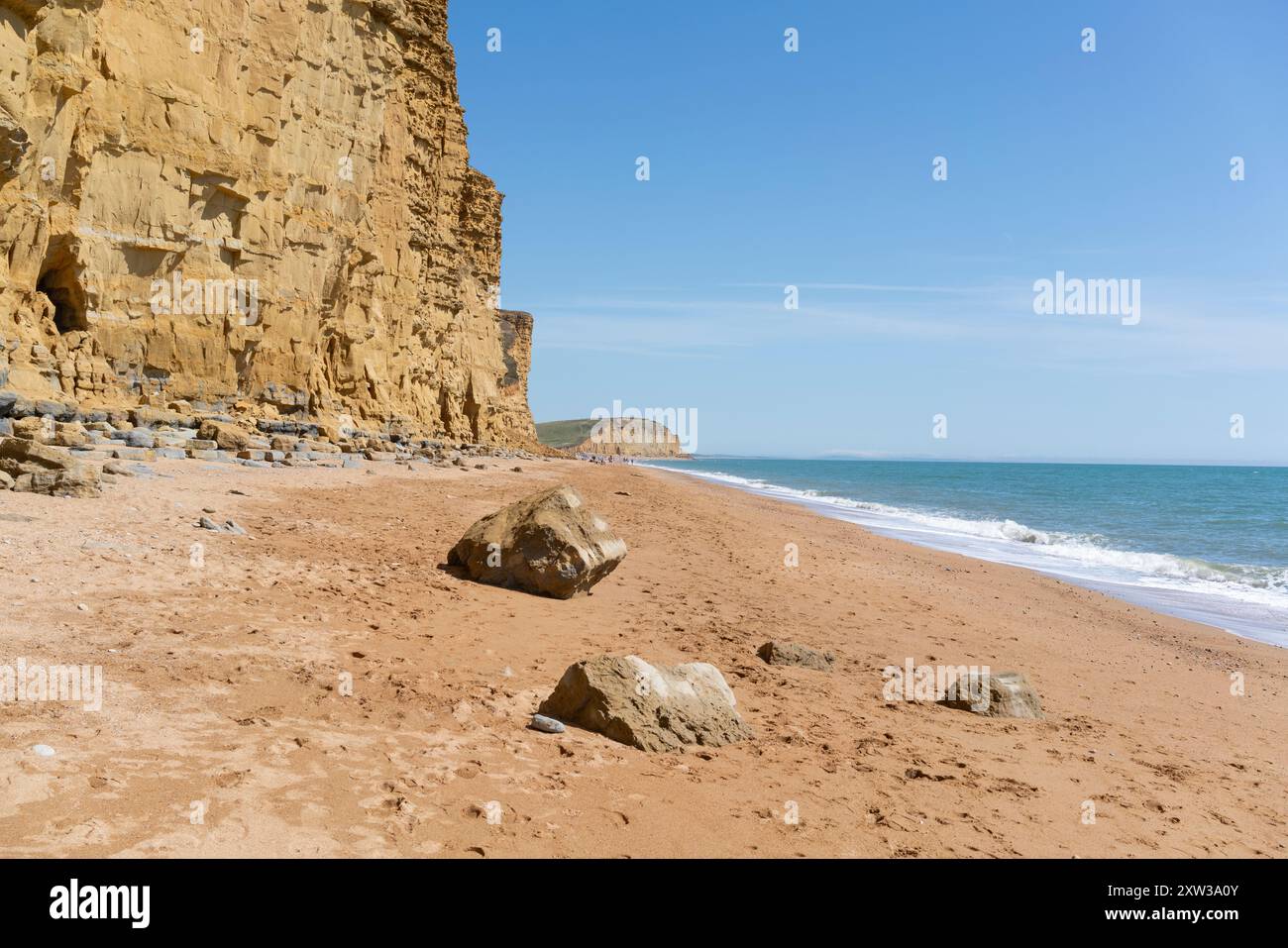 Blick auf West Bay, südlich von Bridport, Dorset an einem heißen und sonnigen Augusttag. Stockfoto