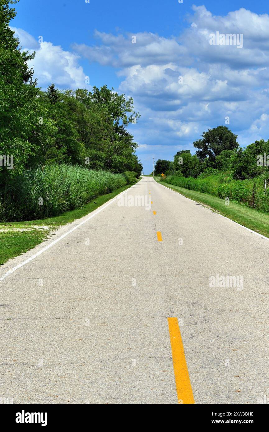 Odell, Illinois, USA, Ein aktiver Highway, der früher die historische U.S. Route 66 war. Während die Route 66 nicht mehr aktiv ist, ist sie historisch und touristisch Stockfoto