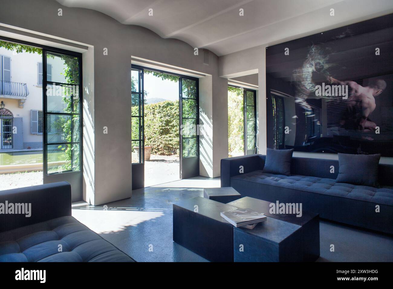 Wunderschönes Wohnzimmer in einem Loft-Apartment mit Blick auf einen Parkgarten in Mailand, Italien Stockfoto