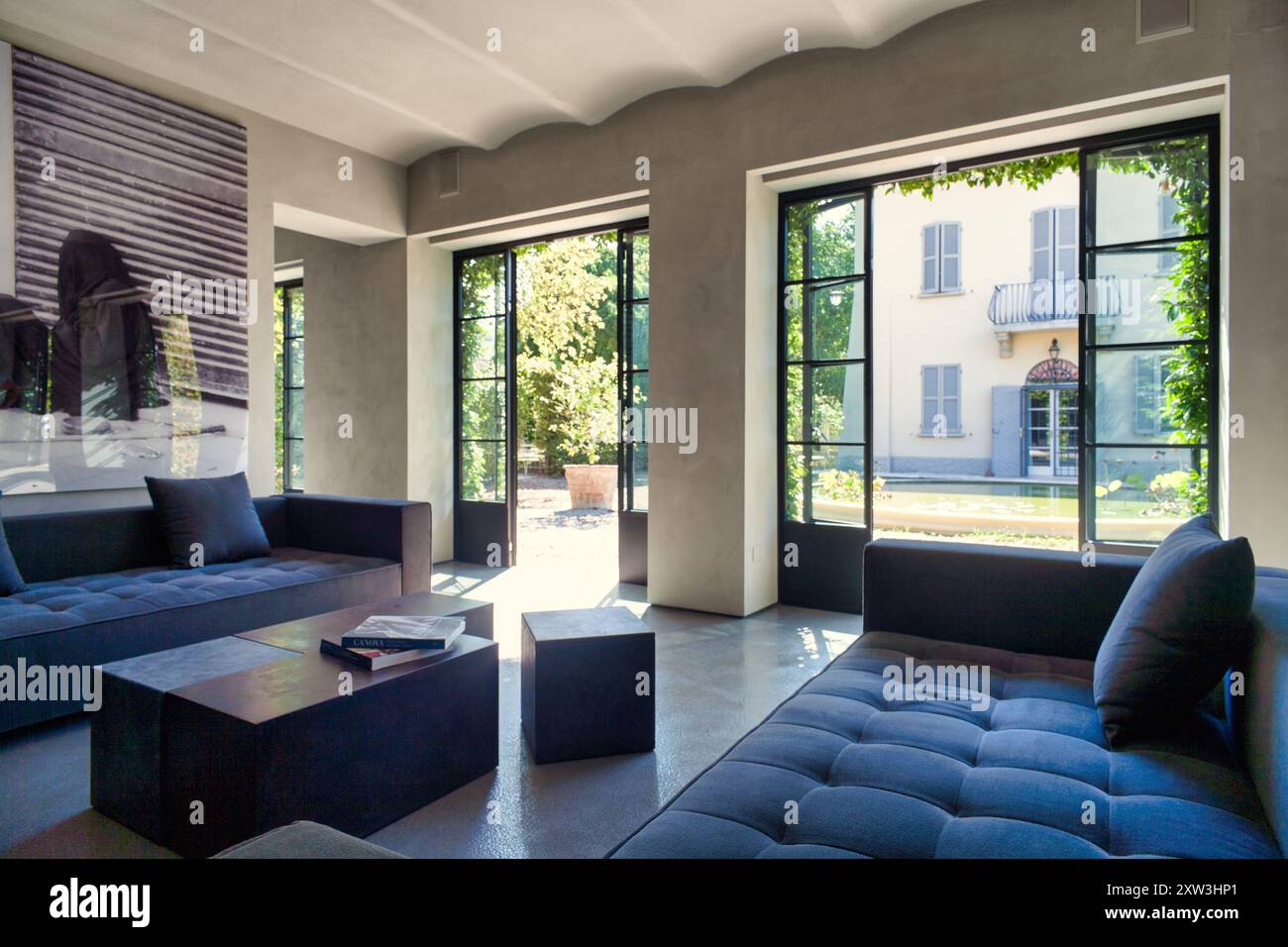 Wunderschönes Wohnzimmer in einem Loft-Apartment mit Blick auf einen Parkgarten in Mailand, Italien Stockfoto