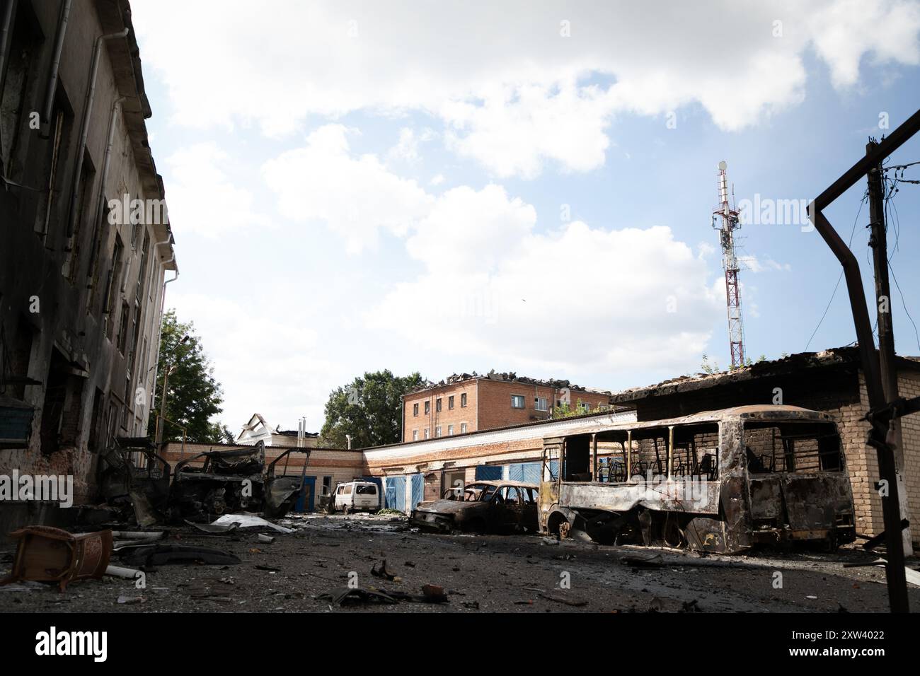 Nicht exklusiv: SUDZHA, RUSSLAND - 16. AUGUST 2024 - Fahrzeuge, die aufgrund von Beschuss abgebrannt sind, befinden sich in Sudzha, Oblast Kursk, Russland. Stockfoto