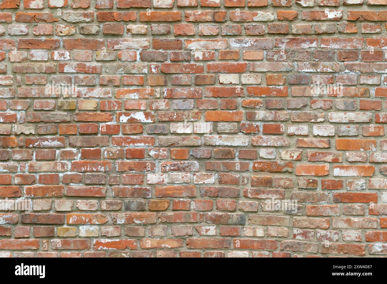 Nahaufnahme einer roten Ziegelmauer. Raue, veraltete Steine. Hintergründe und Texturen. Stockfoto