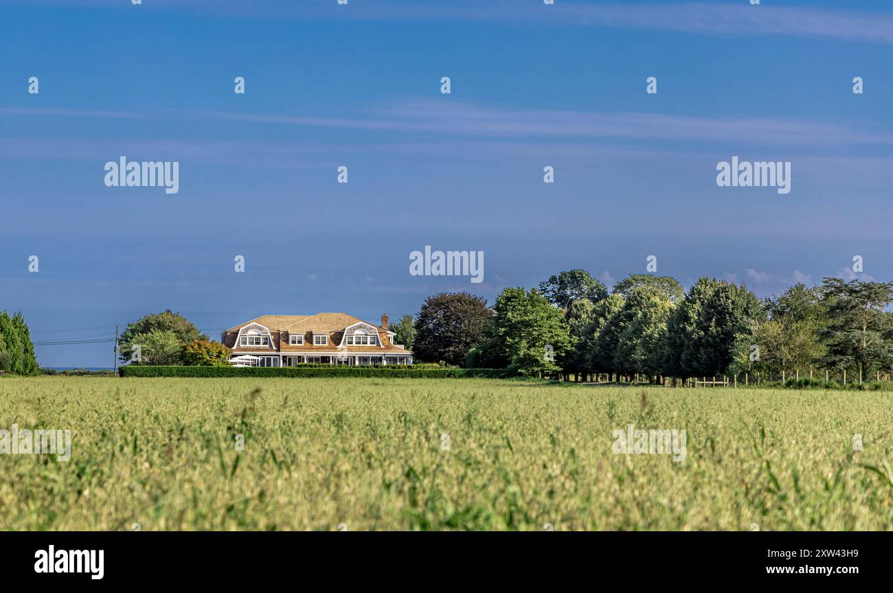 Teures Haus, das man auf einem Feld in Sagaponack gesehen hat, new york Stockfoto