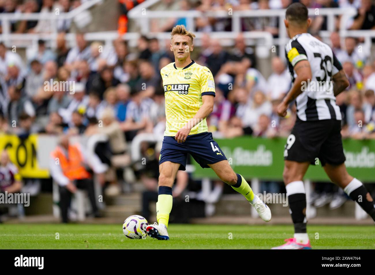 Newcastle, Großbritannien. August 2024. Newcastle, England, 17. August 2024: Flynn Downes aus Southampton kontrolliert den Ball während des 1. Matchweek-1-Spiels der Premier League zwischen Newcastle United und Southampton FC am 17. August 2024 im St. James Park in Newcastle, England. (Foto: Richard Callis/SPP) (Richard Callis/SPP) Credit: SPP Sport Press Photo. /Alamy Live News Stockfoto