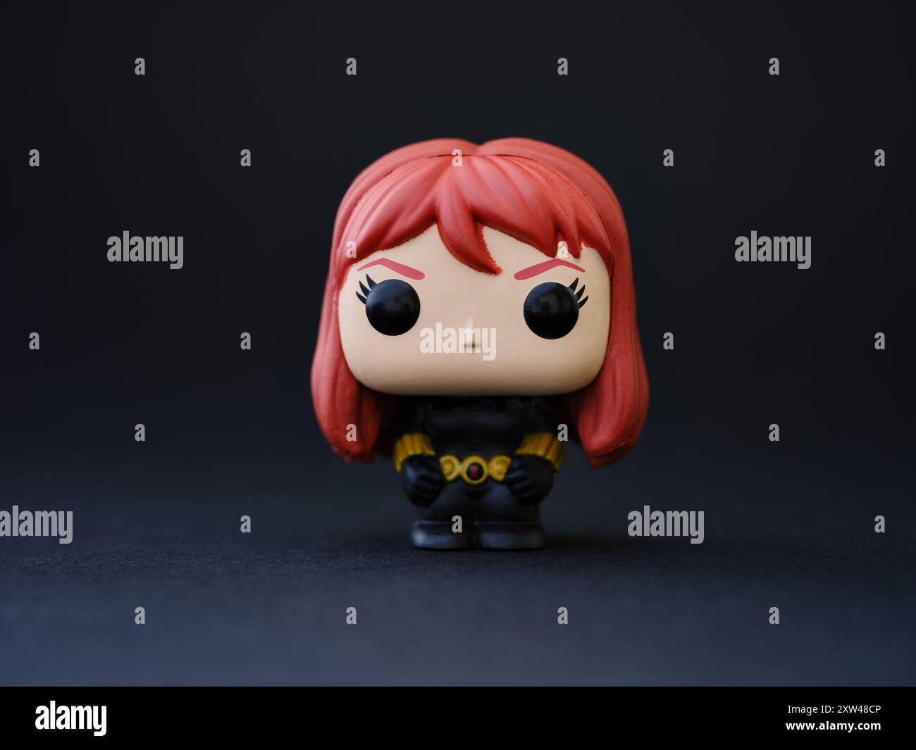 Tambov, Russische Föderation - 10. August 2024 Black Widow Funko POP Mini Vinyl Figur auf schwarzem Hintergrund. Stockfoto