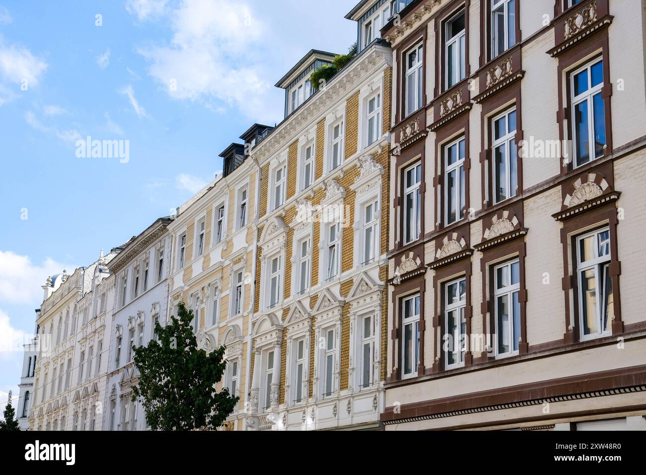 Düsseldorf 17.08.2024 Wohnungen Wohnungsnot Mietswohnung Mieten Mietpreis soziale Wohnungsbau Sozialwohnung Immobilien Wohnraummangel Wohnung Baustelle Neubau Mehrfamilienhaus Mietshaus Miete Mietspiegel Mietpreisspiegel Immobilie Wohnungsmangel Baustau Wohnimmobilie Wohnungsimmobilien Mietpreise Altbau Leerstand Baumaterial Baustoffe Ballungsgebiet bezahlbarer Wohnraum CO2-Preis CO2 Bundes-Klimaschutzgesetz Heizen Heizung Klimapaket Mieter Vermieter Mietpreisbremse Klimasteuer Energiewende Büro Büros Homeoffice Home-Office Konjunkturpaket Grundsteuerreform Grundsteuererklärung Wohngeld Wohnu Stockfoto