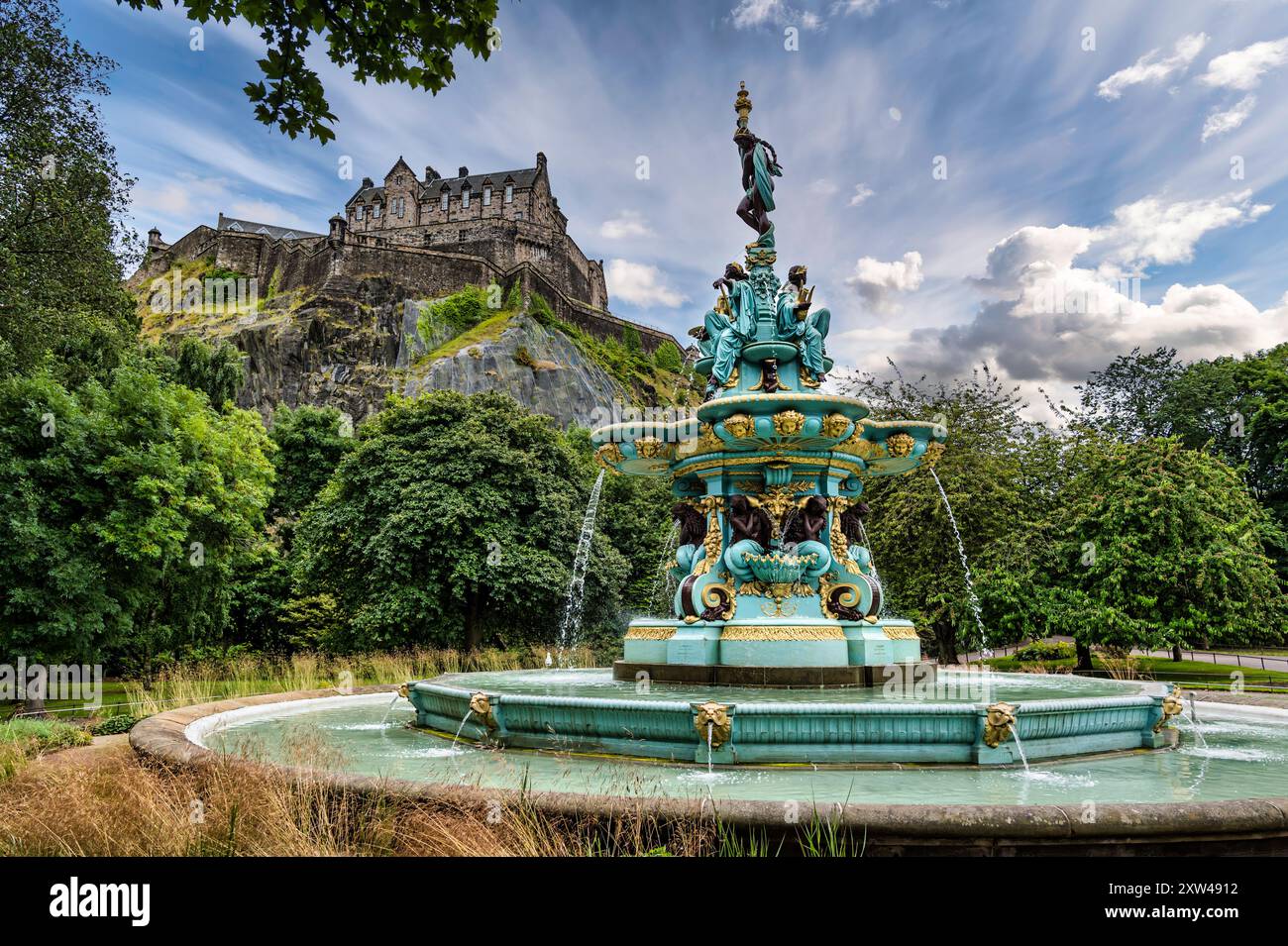 Kunstvoller gusseiserner viktorianischer Ross-Brunnen mit fließendem Wasser in den Princes Street Gardens unterhalb des Ausbaus der Burg Edinburgh in Schottland, Großbritannien Stockfoto