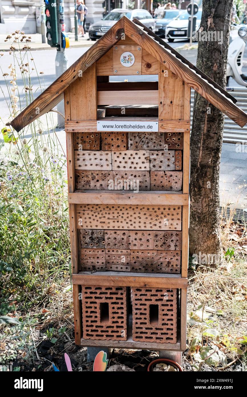 Düsseldorf 17.08.2024 Insektenhotel Insekten Nistkasten Insektenhäuschen Bienenhotel Nisthilfe Insektenhaus Nützlingshotel Überwinterungshilfe Garten Permakultur Nützlinge wie Hummeln Wildbienen Schlupfwespen Faltenwespen Grabwespen Wegwespen Wespen Florfliegen Ohrwürmer ökologisches Gleichgewicht Düsseldorf Nordrhein-Westfalen Deutschland *** Düsseldorf 17 08 2024 Insektenhotel Insekten Nistkästen Insekten Haus Biene Hotel Nisthilfe Insektenhaus Nützliches Insektenhaus Hotel Überwinterungshilfe Garten Permakultur Nützliche Insekten wie Hummeln wild Bienen ichneumon Wespen Bagger Wespen Weg Wespen l Stockfoto