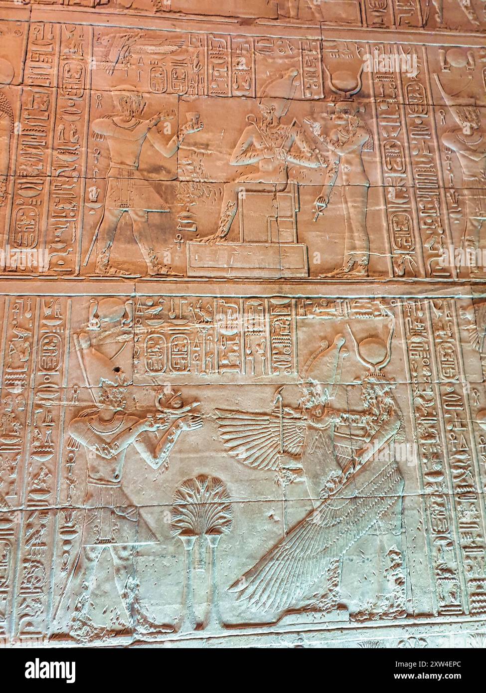 Wandreliefs, die Pharoah Ptolemaios VI. Darstellten, die Osiris und Isis opferten, und Nepthys in der unteren Platte des Isis-Tempels auf Philae Island, erbaut von den Ptolemaios Pharoahs in der Nähe von Assuan, Ägypten Stockfoto