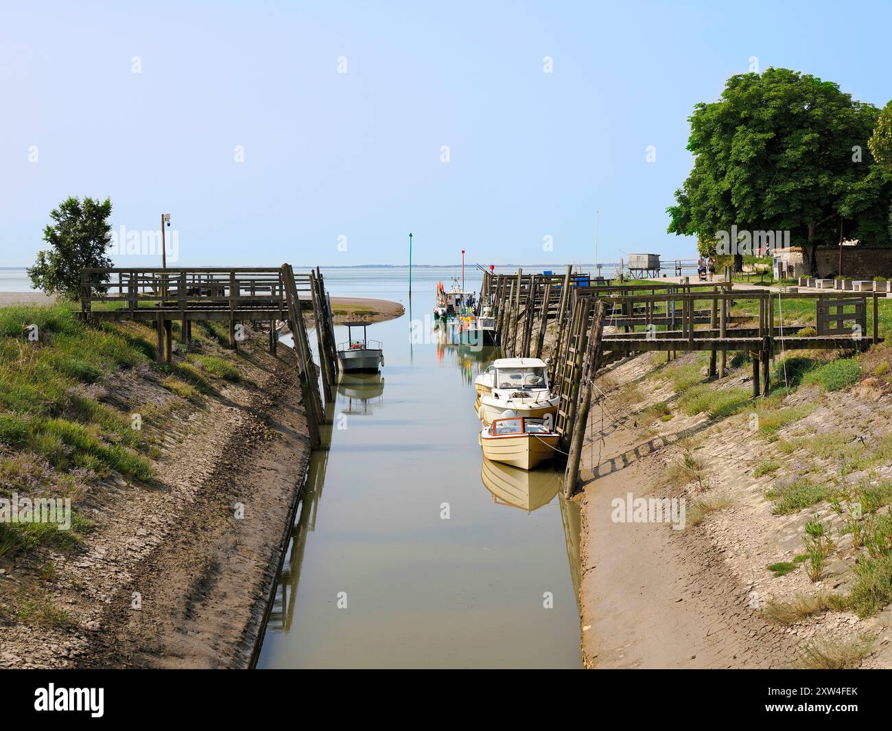 Chenal mit kleinen Fischerbooten in Talmont sur Gironde, einer Gemeinde im Departement Charente-Maritime in Nouvelle-Aquitaine Stockfoto