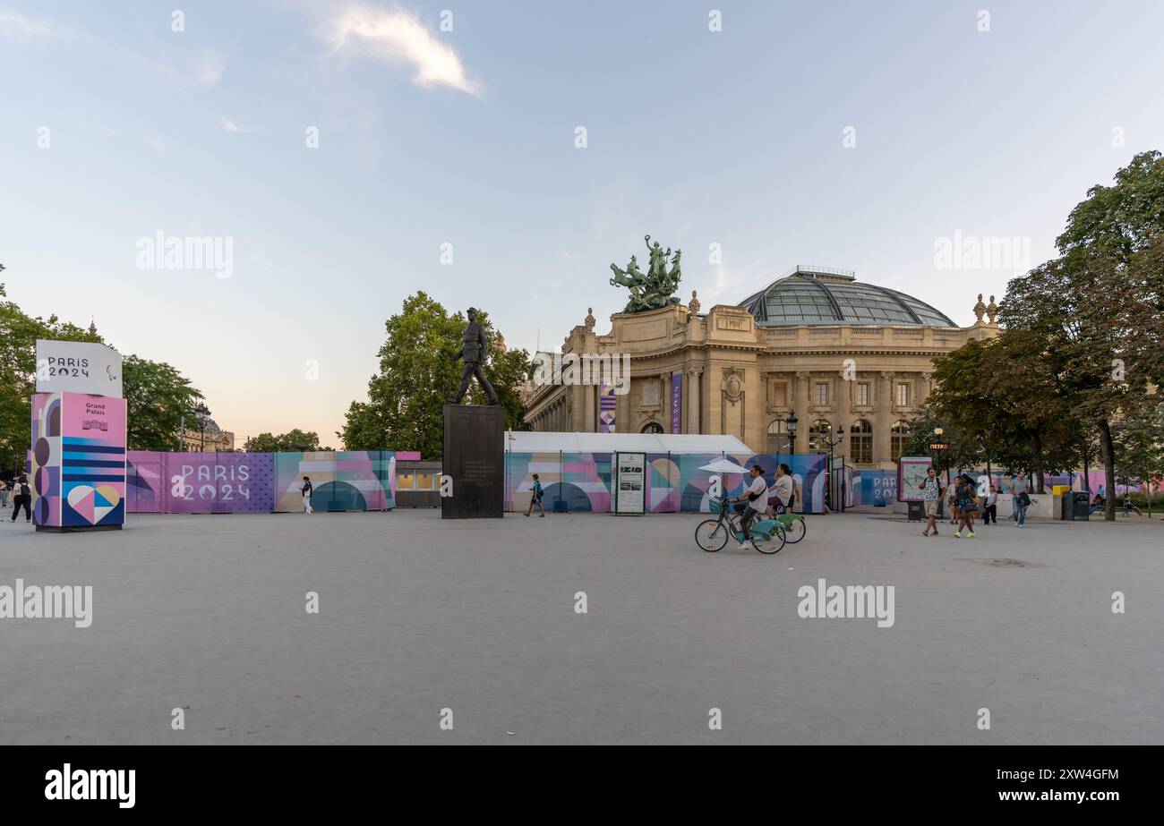 Paris, Frankreich - 10. August 2024: Abendliche Szene im Grand Palais mit Paris 2024 Olympia-Dekor und Menschen, die sich im Freien Vergnügen Stockfoto