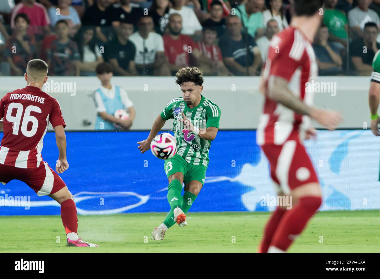 Aris FC Limassol lädt Olympiacos Piraeus FC am 10. August 2024 zu einem Freundschaftsspiel im AlfaMega Stadium in Limassol, Zypern ein Stockfoto