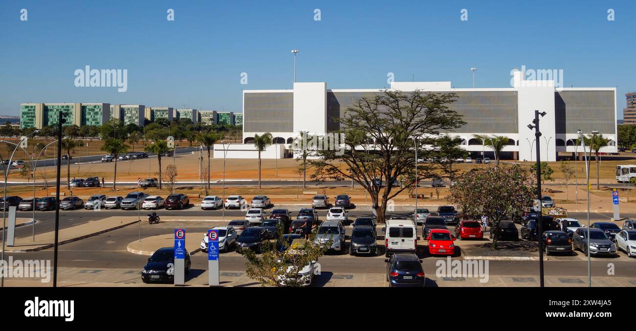 Brasilia, Brasilien - 22. Juli 2024: Gebäude der Nationalbibliothek und Stadtbild. Stockfoto