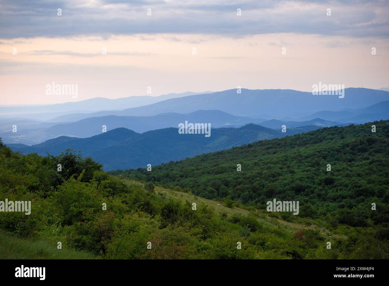 Atemberaubende Berglandschaft bei Sonnenaufgang mit mehrschichtigen Gipfeln und üppigem Laub im Vordergrund. Šiljak, Rtanj, Serbien Stockfoto