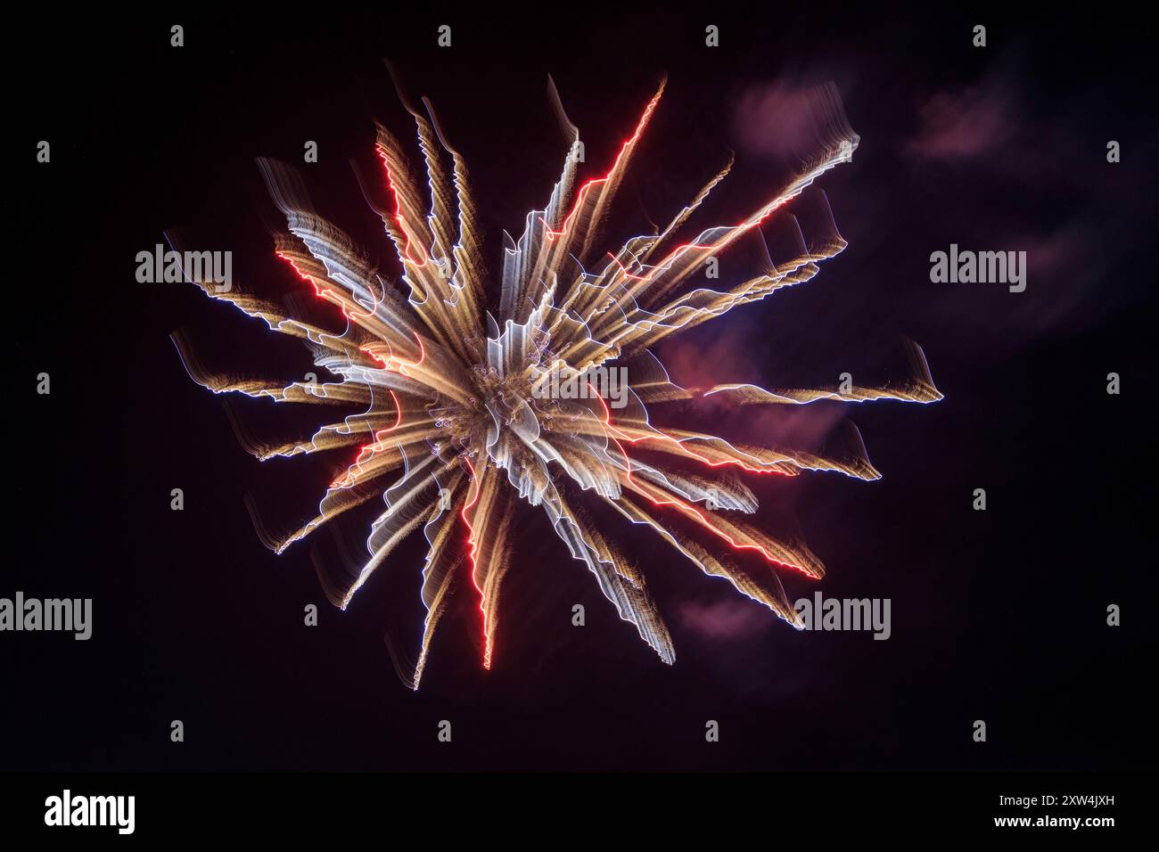Unabhängigkeitstag Feuerwerk mit Bewegungseffekten. Stockfoto