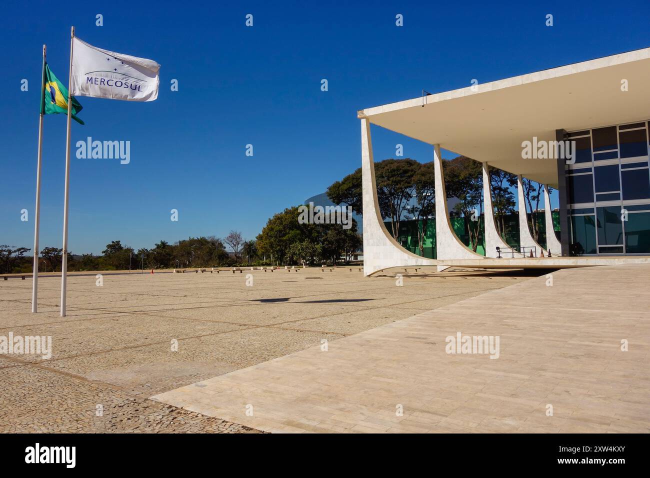 Brasilianische und Mercosul-Fahnen winken vor dem Gebäude des Obersten Bundesgerichts in Brasilia, Brasilien. Stockfoto