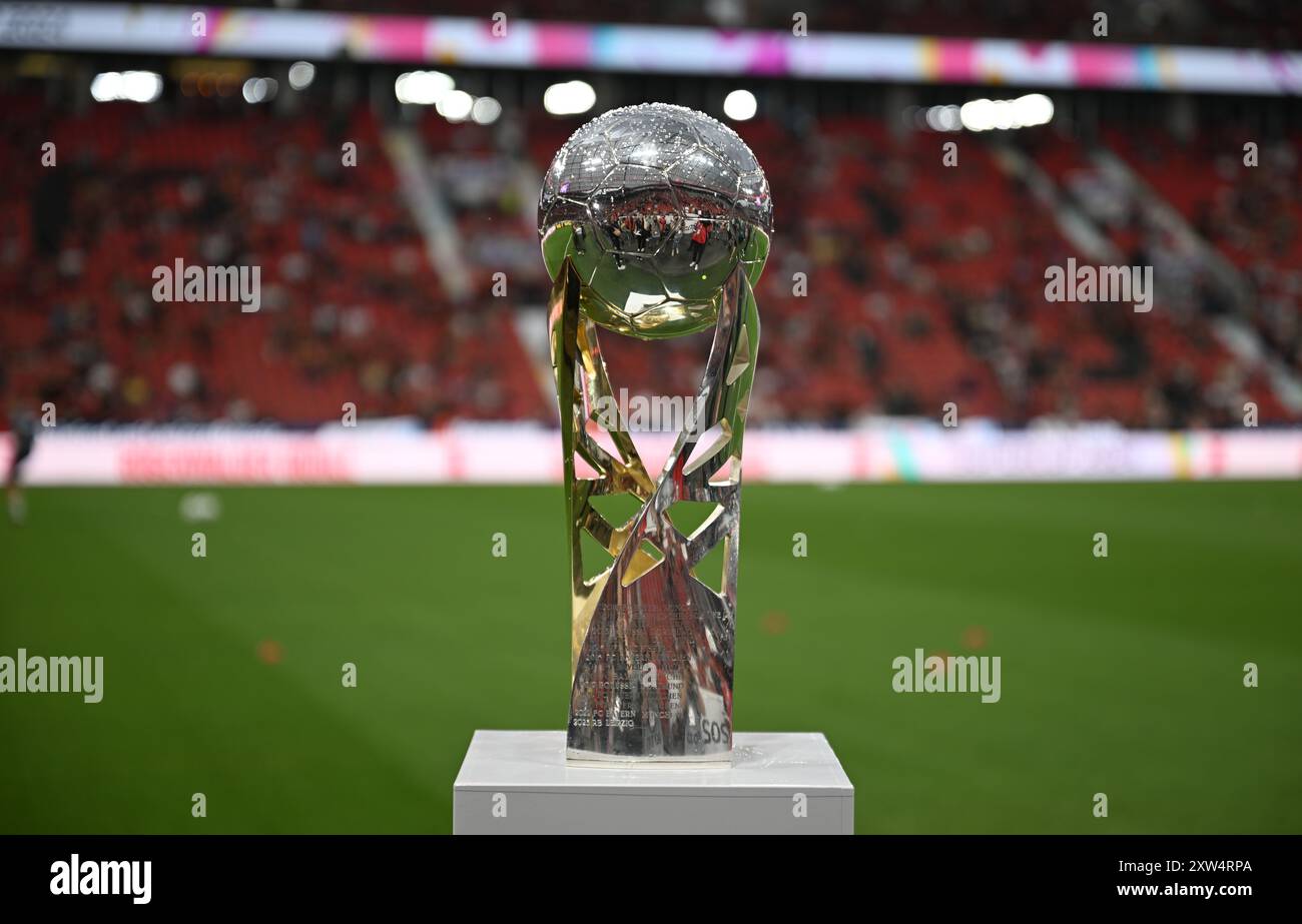 Leverkusen, Deutschland. August 2024. Fußball, DFL Supercup, Finale, Bayer Leverkusen - VfB Stuttgart, BayArena: Die Trophäe des Supercups ist im Stadion. WICHTIGER HINWEIS: Gemäß den Vorschriften der DFL Deutscher Fußball-Liga und des DFB Deutscher Fußball-Bundes ist es verboten, im Stadion und/oder im Spiel aufgenommene Fotografien in Form von sequenziellen Bildern und/oder videoähnlichen Fotoserien zu verwenden oder zu verwenden. Quelle: Bernd Thissen/dpa/Alamy Live News Stockfoto