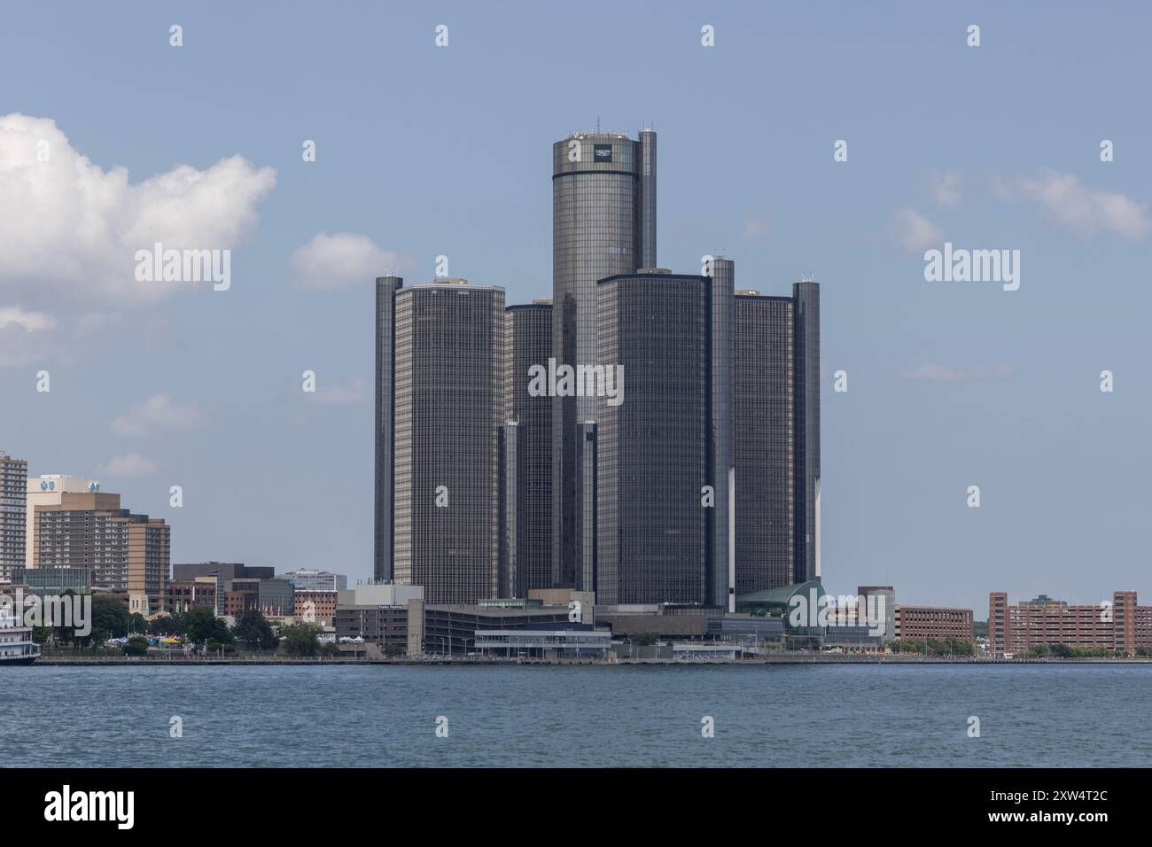 Detroit - 13. Juli 2024: Hauptquartier von General Motors im Renaissance Center. Zu den GM-Marken zählen Buick, Chevrolet, GMC, Cadillac und Ultium. Stockfoto