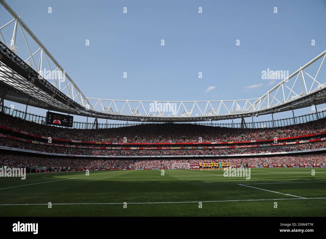 London, Großbritannien. August 2024. Die Spieler und Fans von Arsenal und Wolves zollen Kevin Campbell vor dem Match Arsenal gegen Wolverhampton Wanderers EPL im Emirates Stadium, London, Großbritannien, am 17. August 2024 Tribut. Quelle: Paul Marriott/Alamy Live News Stockfoto