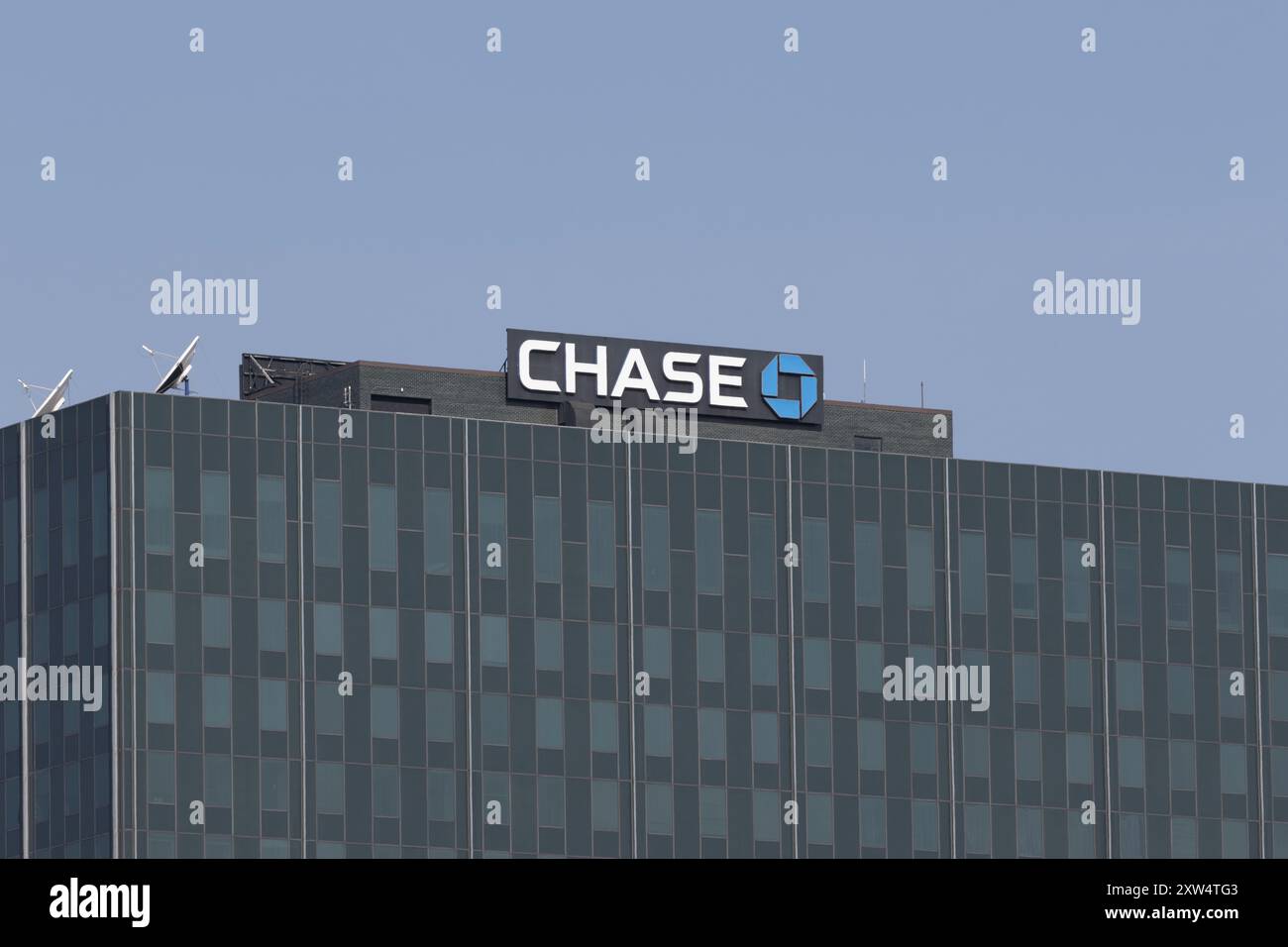 Milwaukee - 14. August 2024: Chase Bank Tower und Einzelhandelsfiliale. Chase ist das Bankgeschäft von JPMorgan Chase. Stockfoto