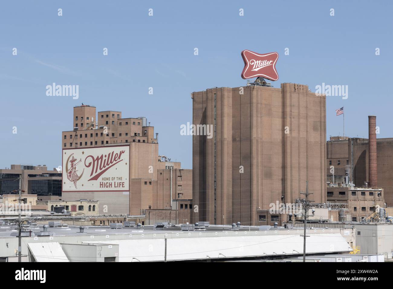 Milwaukee - 14. August 2024: Miller Brewing Complex, wo Miller Biermarken gebraut werden. Miller Beer ist eine Tochtergesellschaft von Molson Coors. Stockfoto