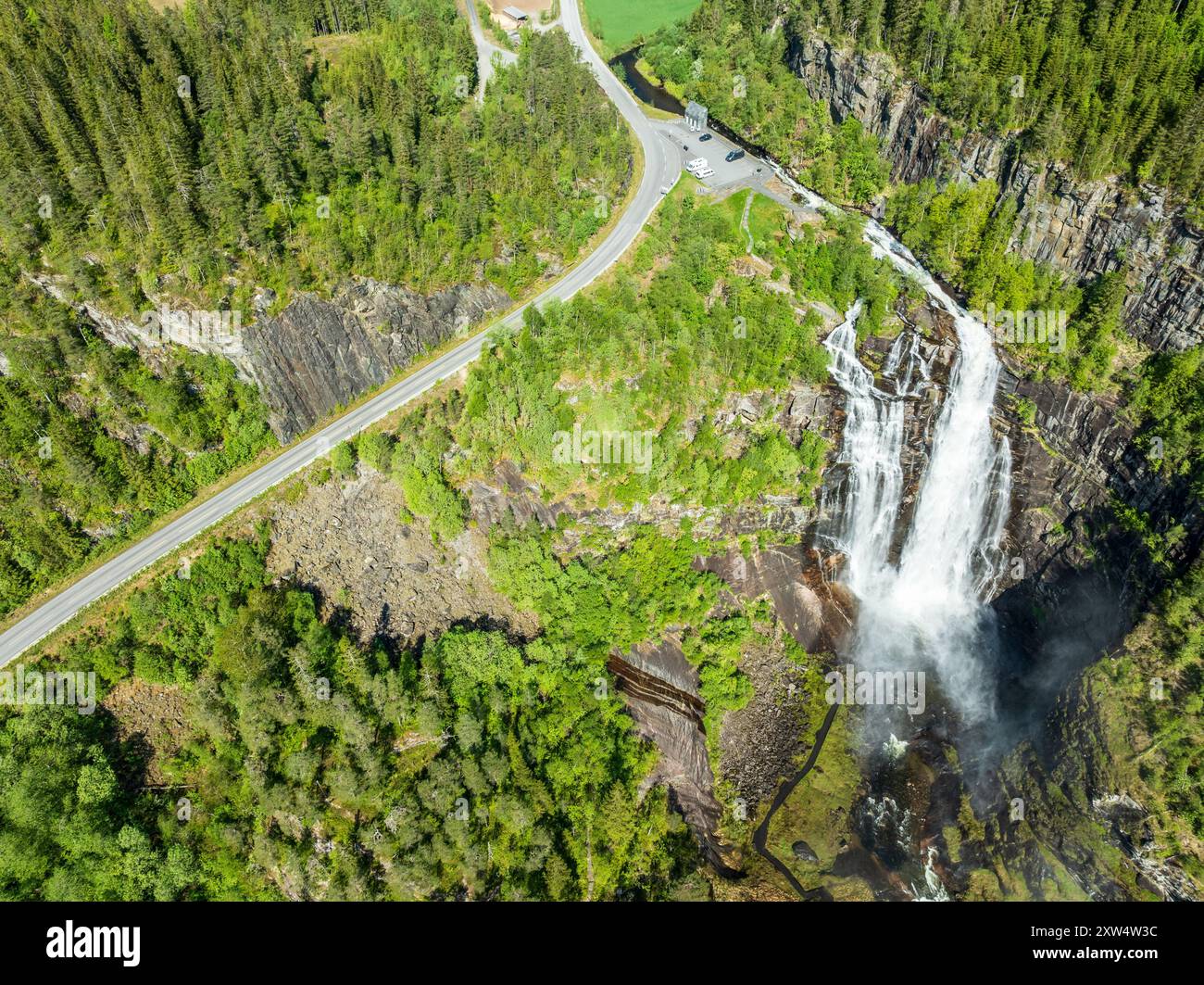 Luftaufnahme des Wasserfalls Skjervsfossen, in der Nähe von Granvin, Hardanger, Norwegen Stockfoto