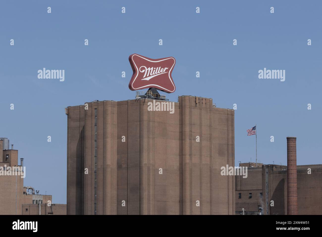 Milwaukee - 14. August 2024: Miller Brewing Complex, wo Miller Biermarken gebraut werden. Miller Beer ist eine Tochtergesellschaft von Molson Coors. Stockfoto