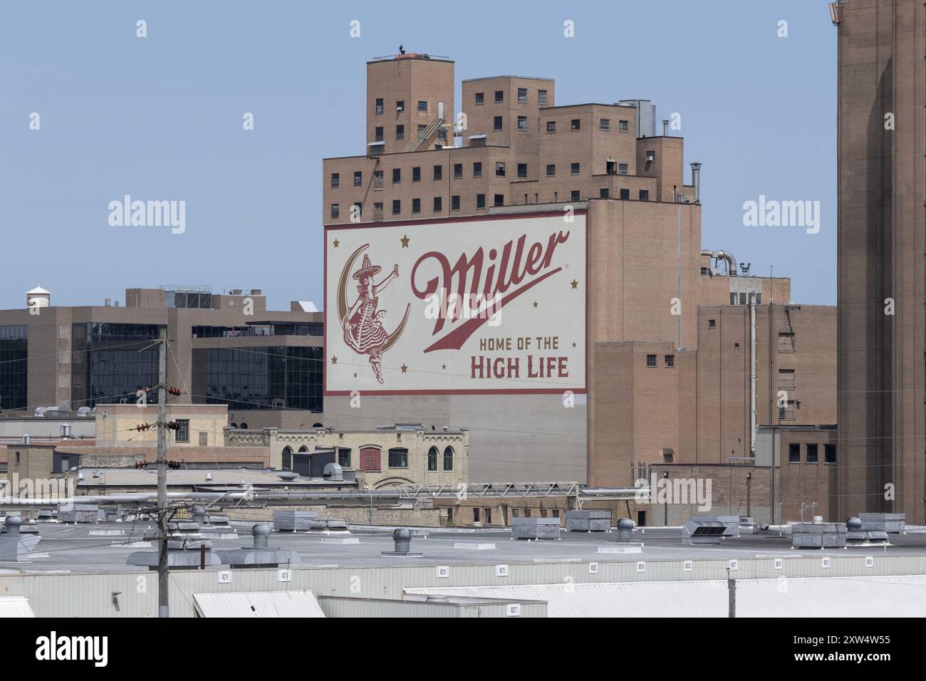 Milwaukee - 14. August 2024: Miller Brewing Complex, wo Miller Biermarken gebraut werden. Miller Beer ist eine Tochtergesellschaft von Molson Coors. Stockfoto