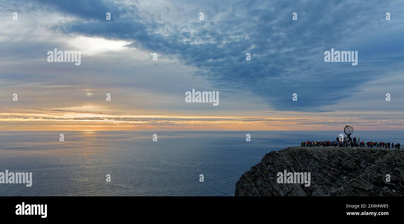 Panoramablick auf das North Cape Plateau und den Globus um Mitternacht. Stockfoto