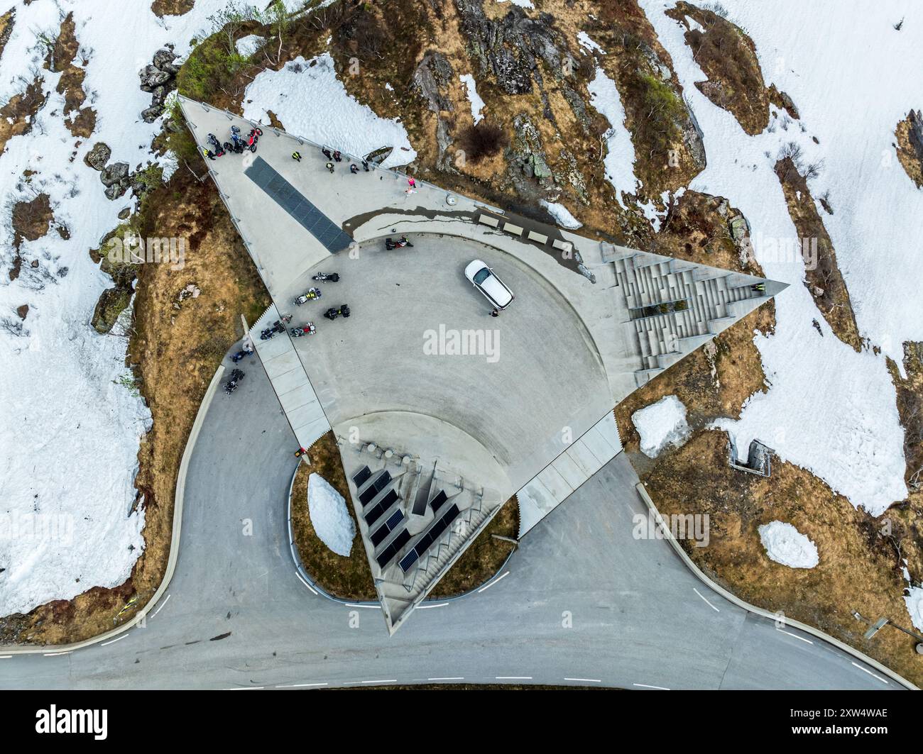 Aussichtspunkt und Raststätte Utsikten, Gaularfjell Bergüberquerung, Luftaufnahme, nationale Touristenroute nördlich von Balestrand, Norwegen Stockfoto