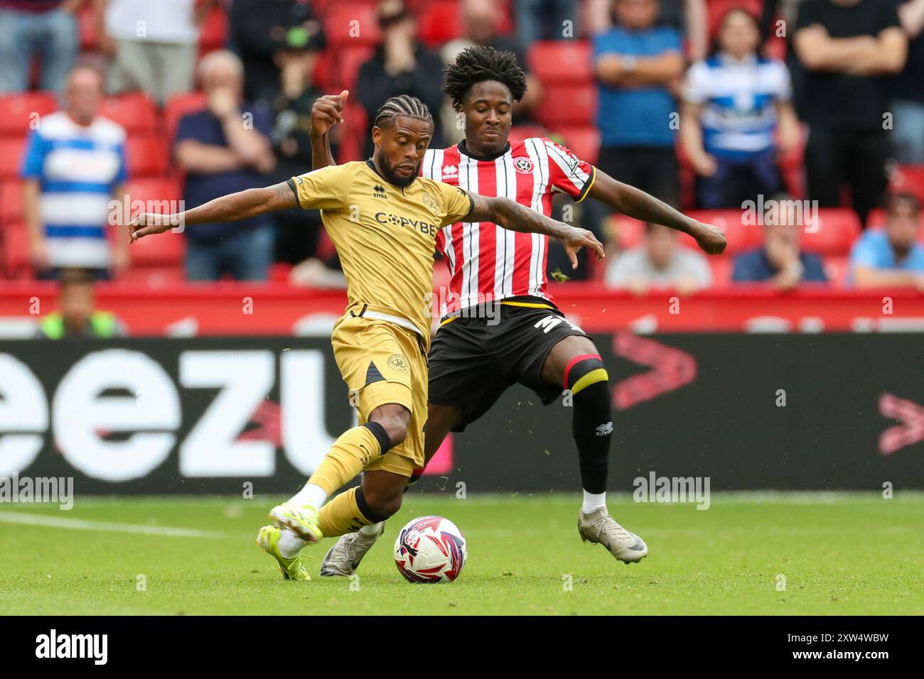 Kenneth Paal, Verteidiger der Queens Park Rangers (22), kämpft gegen Andre Brooks (35) während des SKY Bet EFL Championship Matches von Sheffield United FC gegen Queens Park Rangers FC in der Bramall Lane, Sheffield, England, Großbritannien am 17. August 2024 Credit: Every Second Media/Alamy Live News Stockfoto