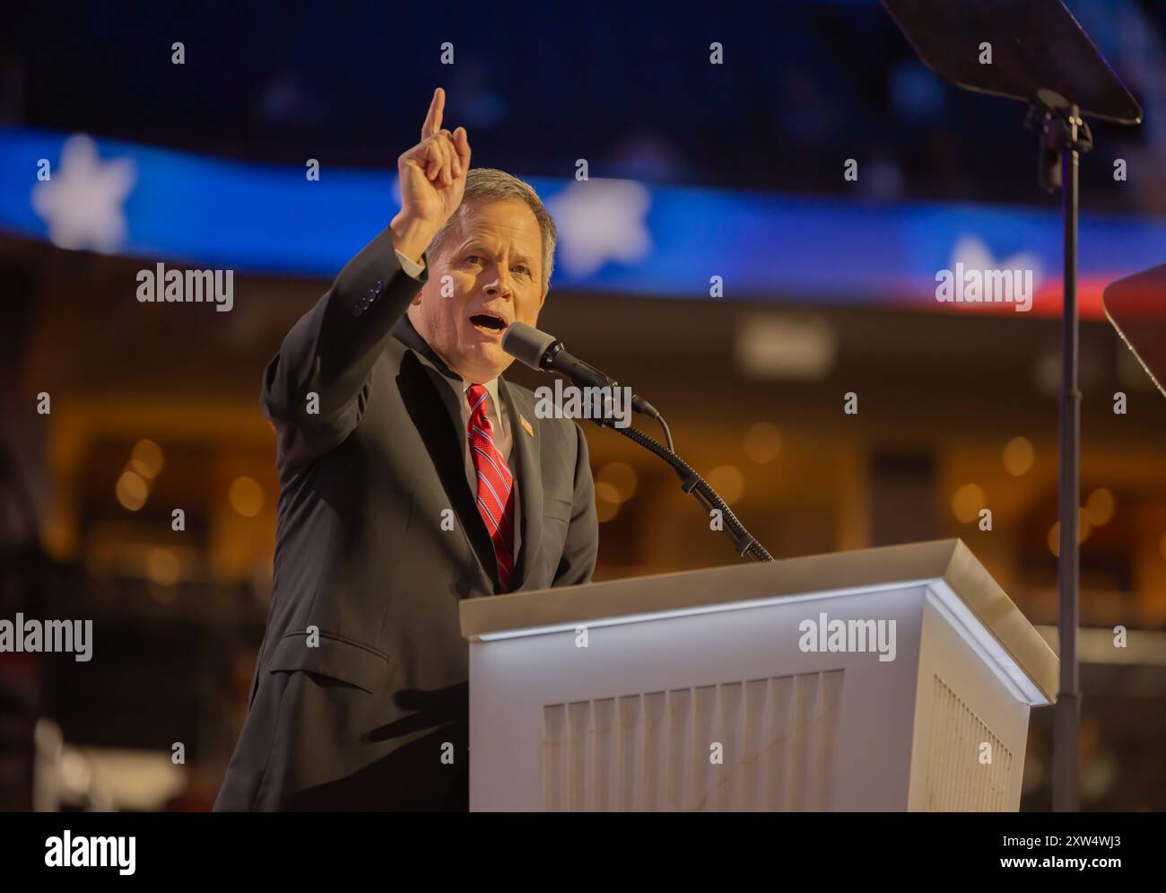 MILWAUKEE, Wiss. – 18. Juli 2024: Senator Steve Daines (R-MT) spricht im Fiserv Forum auf dem Republican National Convention 2024. Stockfoto