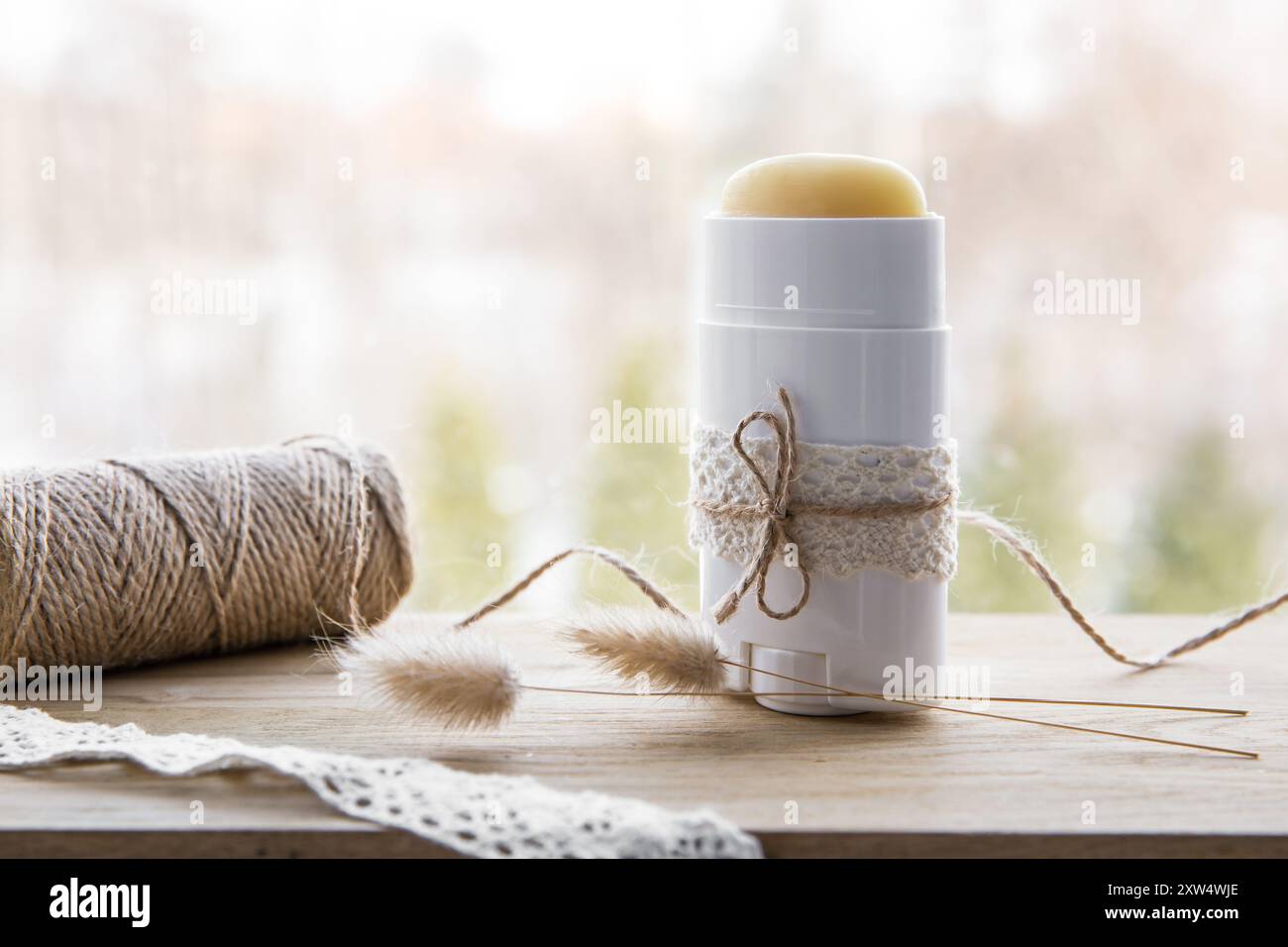 Hausgemachter Deodorant Stick mit allen natürlichen Zutaten Konzept. Antitranspirant auf minimalem Hintergrund mit viel Kopierraum. Stockfoto