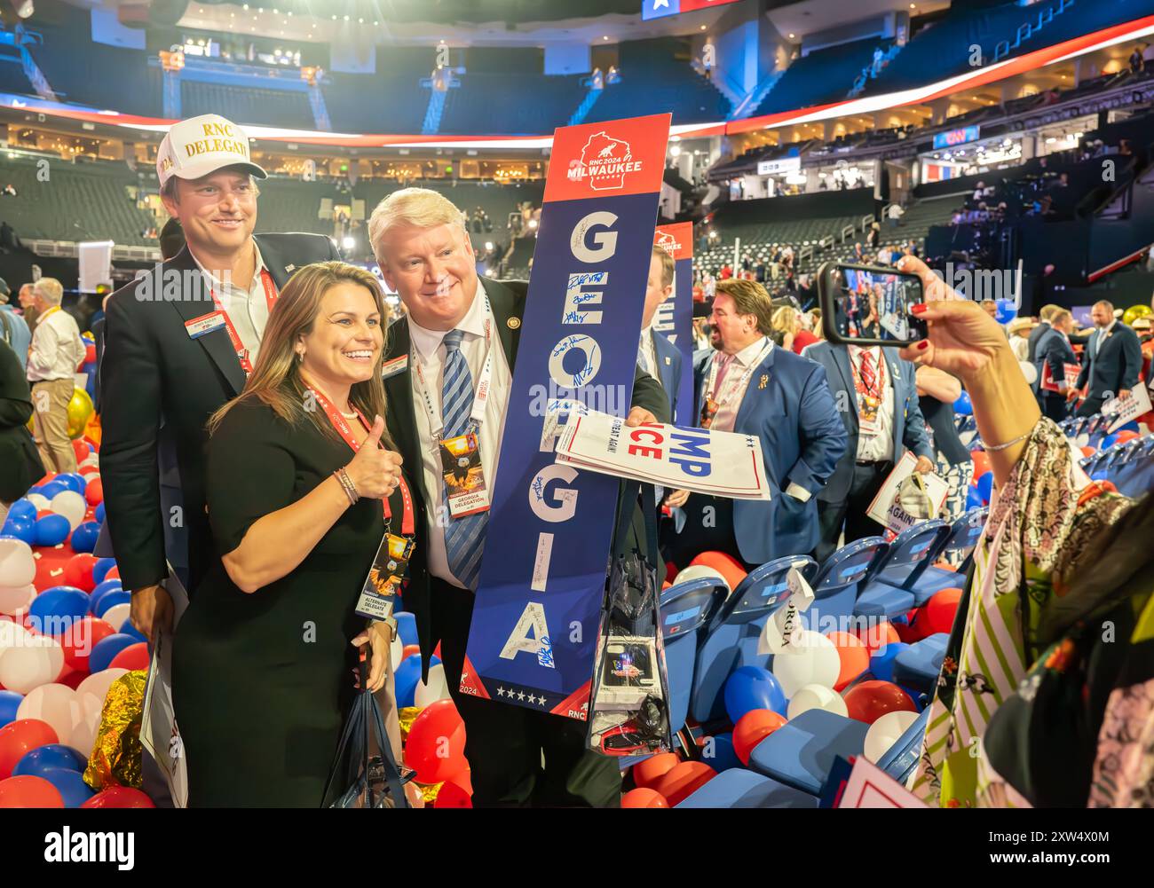 MILWAUKEE, Wiss. – 18. Juli 2024: Mitglieder der Delegation Georgiens zum Republican National Convention 2024 werden auf dem Kongresssaal gesehen. Stockfoto