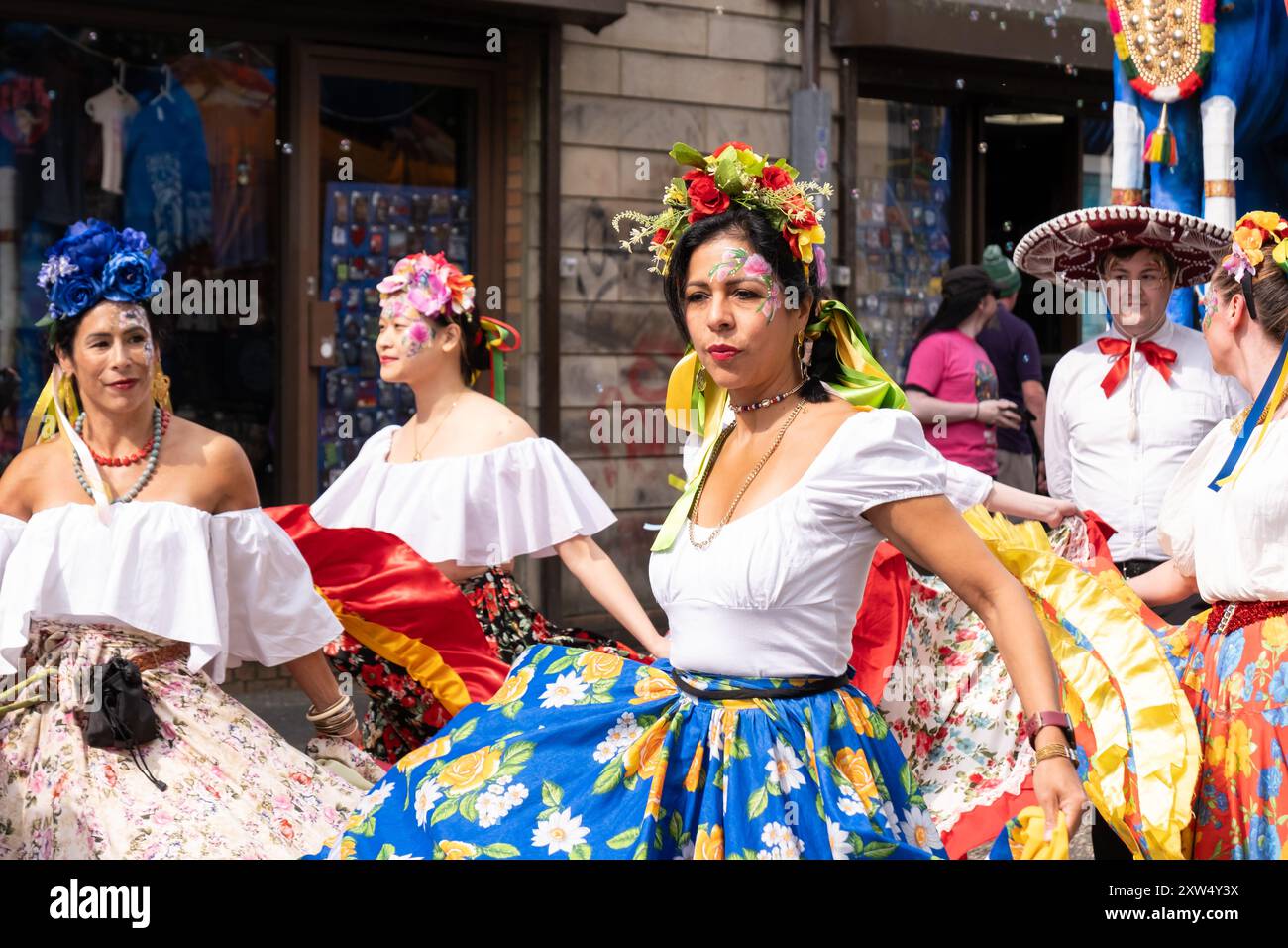 Belfast Mela Carnival Parade - sehr stilvolle, schöne und elegante Frauen im südamerikanischen Stil Kostümtanz. Belfast, Großbritannien - 17. August 2024. Stockfoto