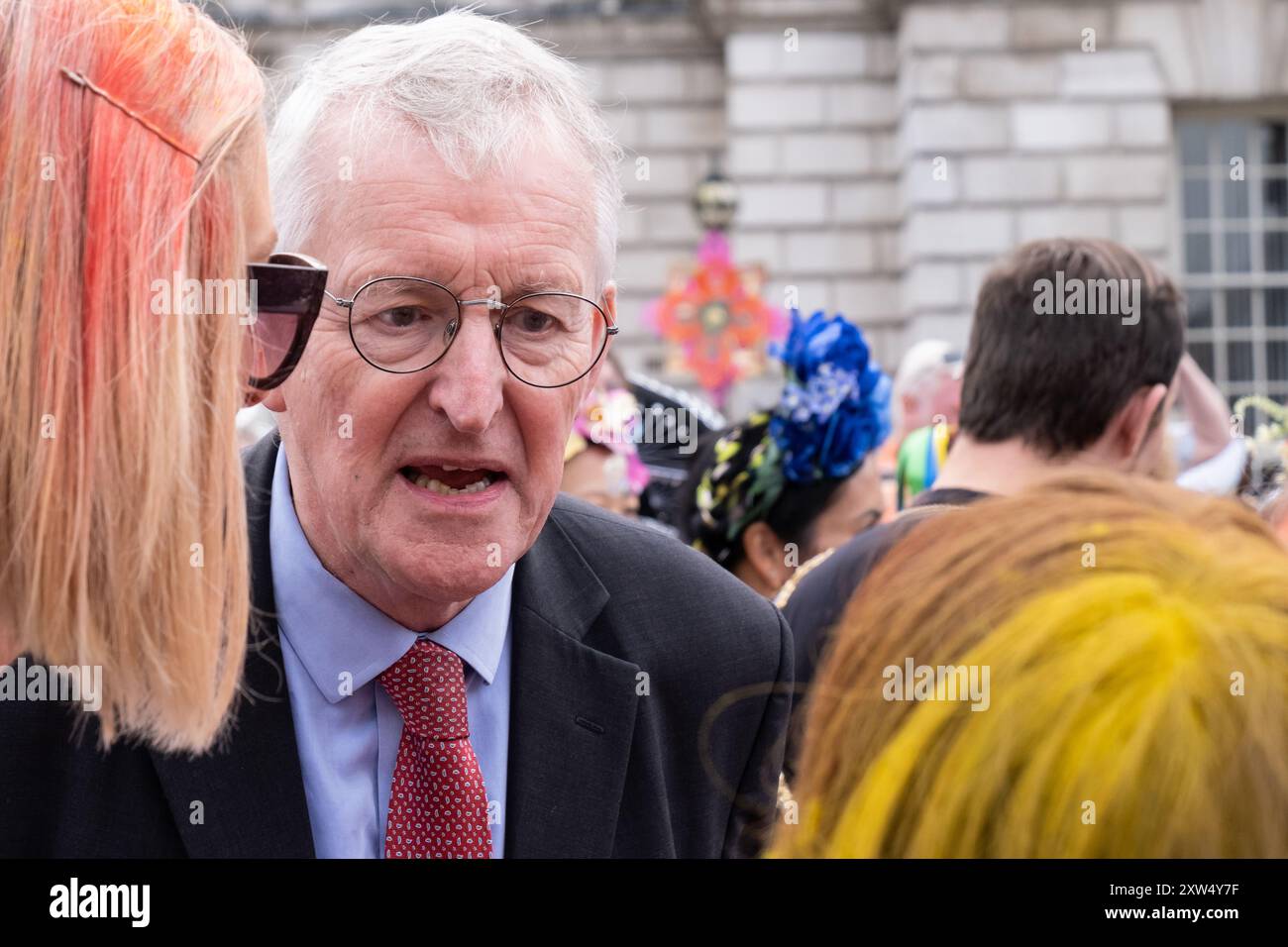 Hilary Benn Secretary of State for Northern Ireland begrüßt die Besucher in Belfast Mela auf dem Gelände des Rathauses. Belfast, Großbritannien - 17. August 2024. Stockfoto