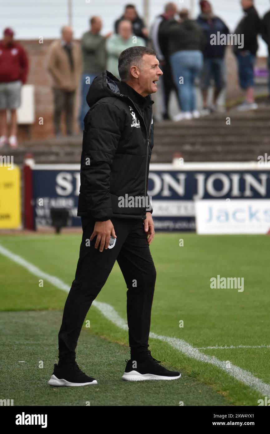 Jim McIntyre leitet sein Team von der Touchline aus in sein letztes Spiel als Arbroath-Manager ein, als sie 3-0 in Gayfield gegen Kelty Hearts zu einer Heimniederlage fielen. Stockfoto