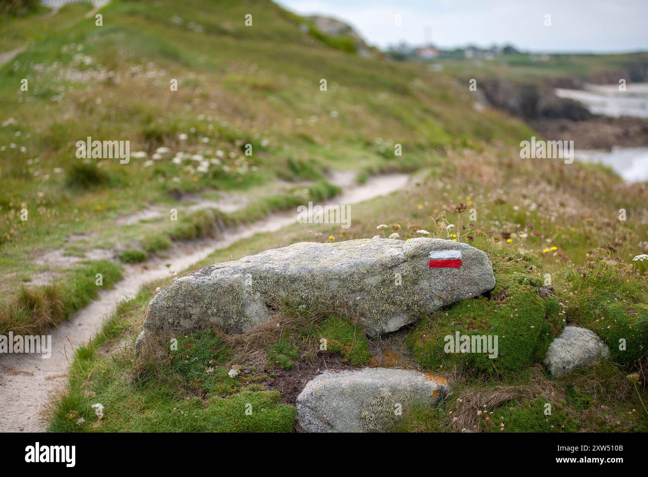 Der GR34 Customs Officers Coastal Weitwanderweg und Route in der Bretagne, Frankreich, Europa. Sentier de grande randonnée Stockfoto