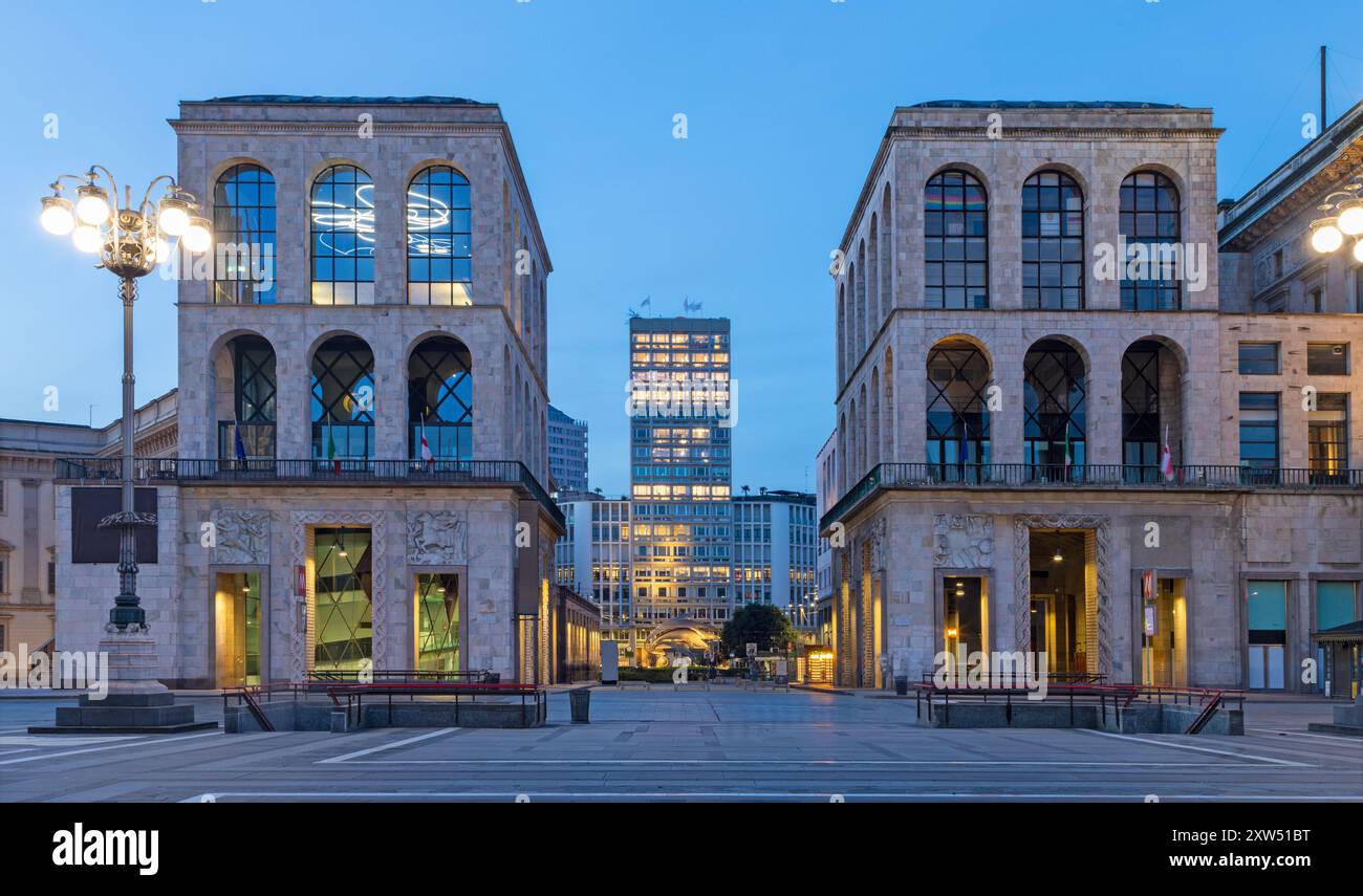 Milan - Palazzo Dell Arengario - Museum des 20. Jahrhunderts in der Nacht Stockfoto