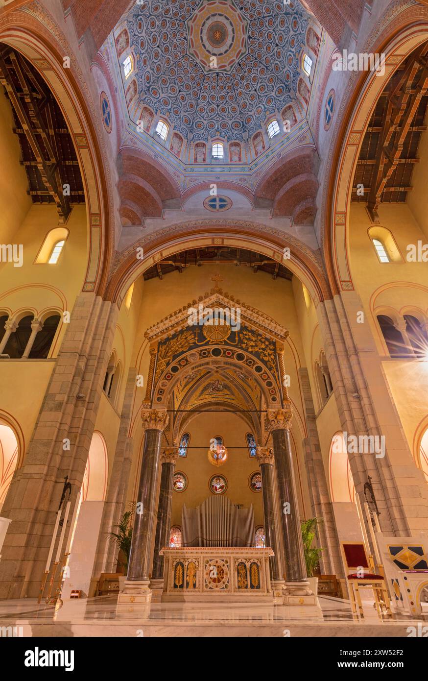 MAILAND, ITALIEN - 4. MÄRZ 2024: Das Presbyterium der Kirche Chiesa di San Agostino mit Fresko in der Kuppel von Eugenio Cisterna (1862–1933). Stockfoto