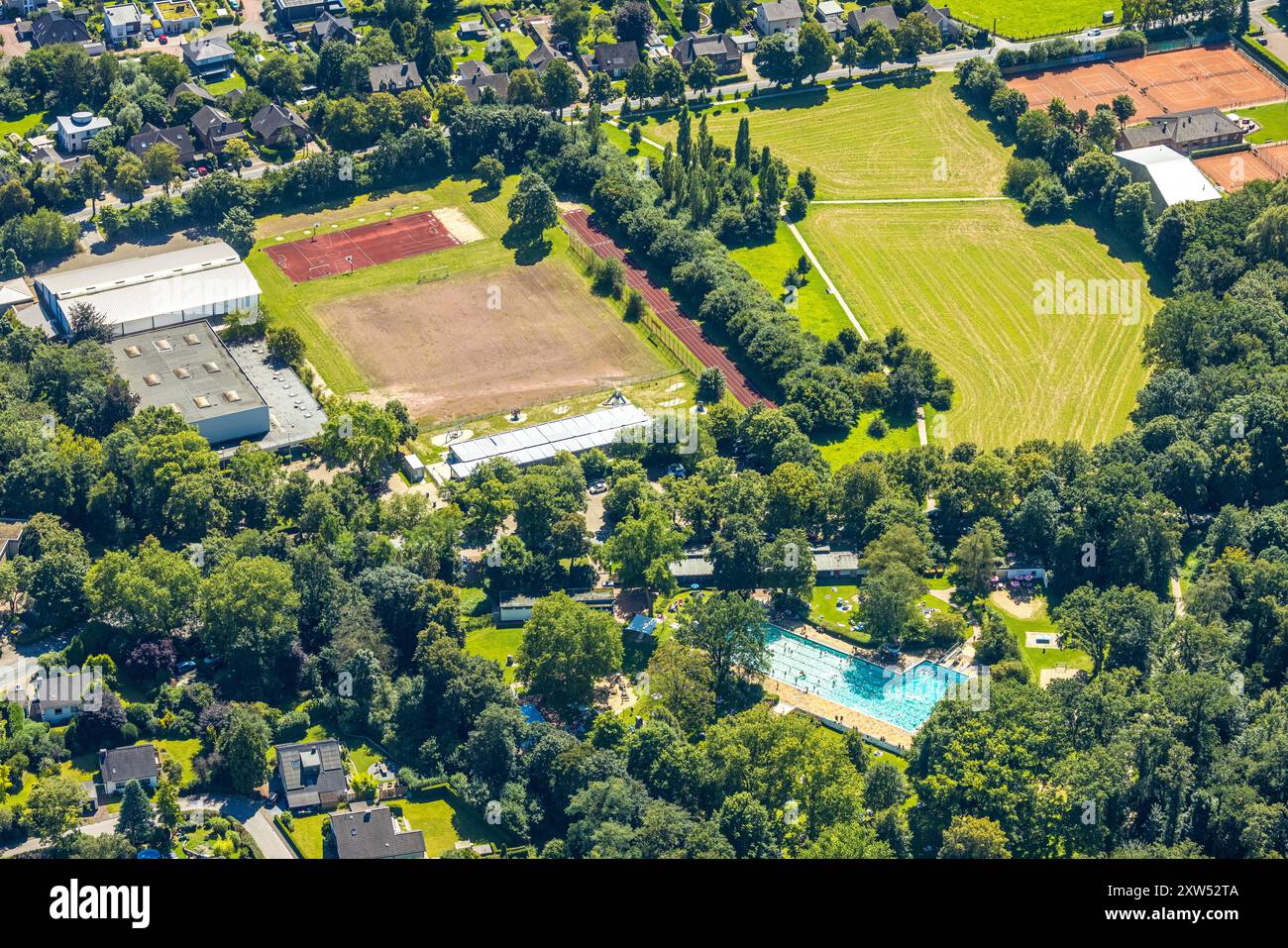 Luftbild, städt. Freibad Voerde Hermann-Breymann-Bad, Park an der Allee, Badegäste im Schwimmbecken und auf der Liegewiese, Sportanlage Schulzentrum Voerde-Süd mit Dreifach Sporthalle, große Wiesenfläche, Voerde, Ruhrgebiet, Niederrhein, Nordrhein-Westfalen, Deutschland ACHTUNGxMINDESTHONORARx60xEURO *** Luftblick, Gemeindefreischwimmbad Voerde Hermann Breymann Bad, Park auf der Allee, Badende im Schwimmbad und auf der Rasenfläche, Sportanlage Schulzentrum Voerde Süd mit Dreifachsporthalle, große Wiese, Voerde, Ruhrgebiet, Niederrhein, Nordrhein-Westfalen, Deutschland ATTEN Stockfoto