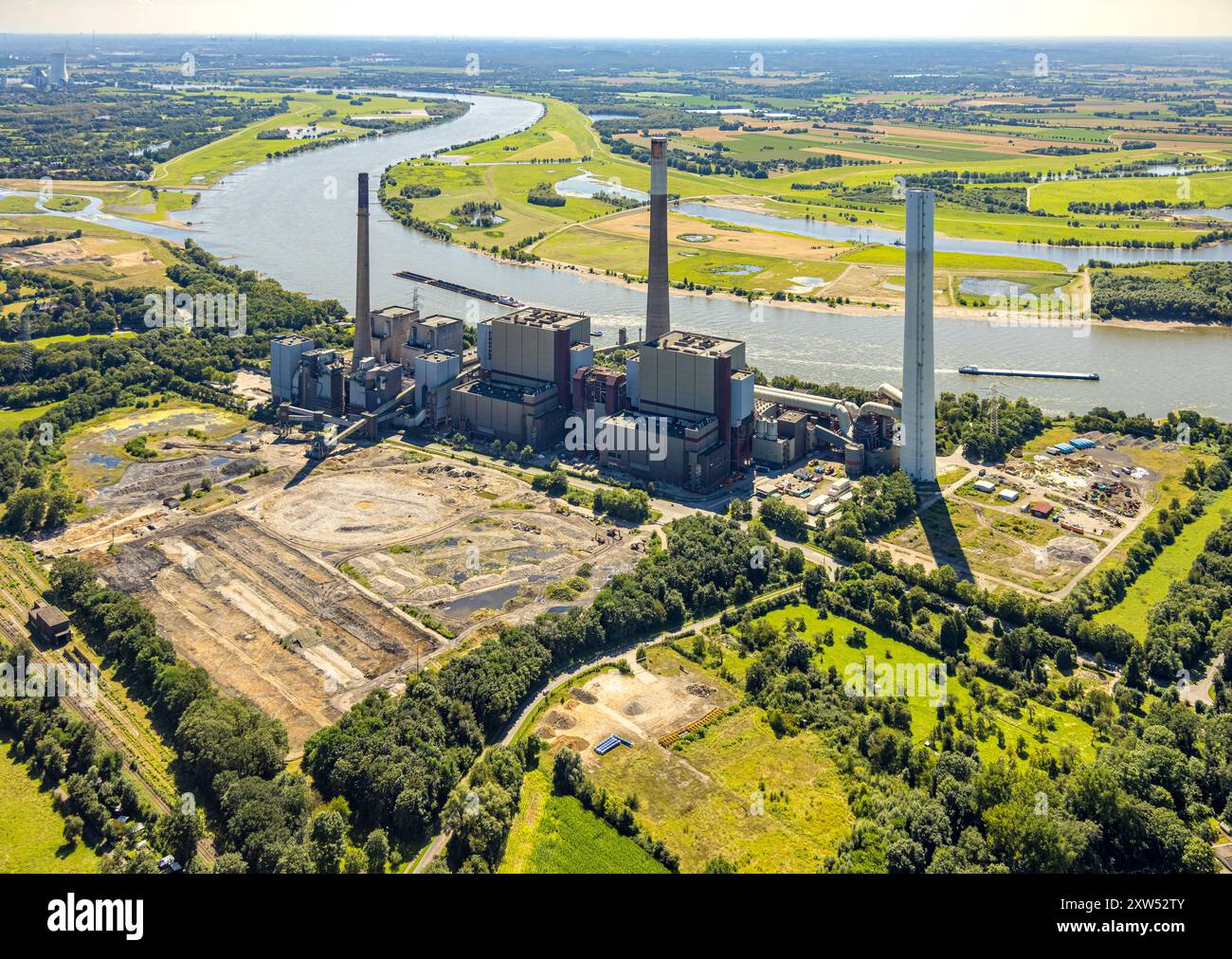 Luftbild, Kraftwerk Voerde am Fluss Rhein, drei Schornsteine, stillgelegtes Steinkohlekraftwerk, links die neue Emschermündung und gegenüber das Rheinvorland im Orsoyer Rheinbogen Landschaftsschutzgebiet LSG, Möllen, Voerde, Ruhrgebiet, Niederrhein, Nordrhein-Westfalen, Deutschland ACHTUNGxMINDESTHONORARx60xEURO *** Luftaufnahme, Kraftwerk Voerde am Rhein, drei Schornsteine, stillgelegtes Kohlekraftwerk, links die neue Emscher-Mündung und gegenüber dem Rheinvorland im Landschaftsschutzgebiet Orsoyer Rheinbogen LSG, Möllen, Voerde, Ruhrgebiet, Niederrhein, Nord Rechts Stockfoto