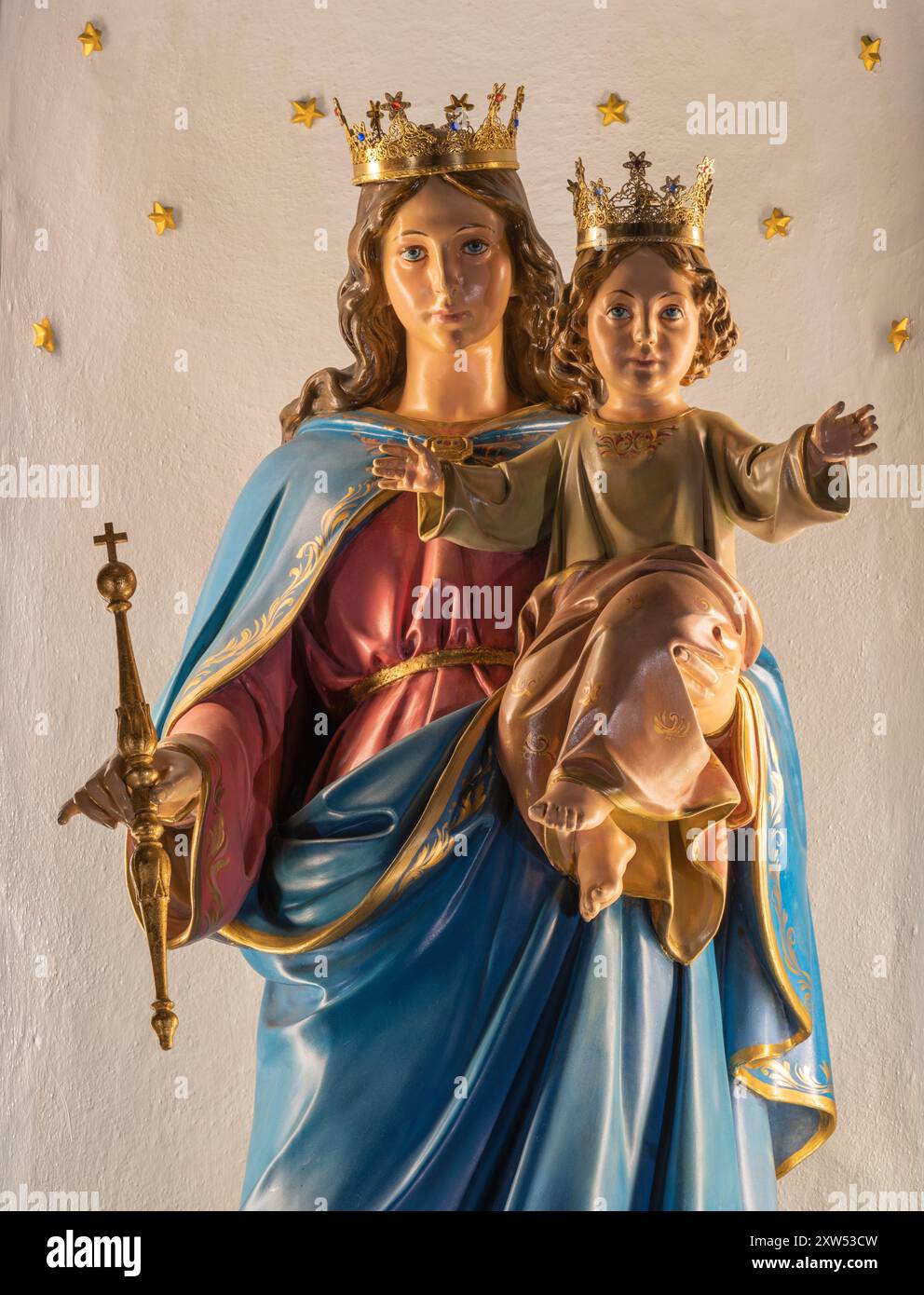 MAILAND, ITALIEN - 4. MÄRZ 2024: Die Statue der Madonna (Hilfe des Christen) in der Kirche Chiesa di San Agostino von Eugenio Cisterna (1862–1933). Stockfoto
