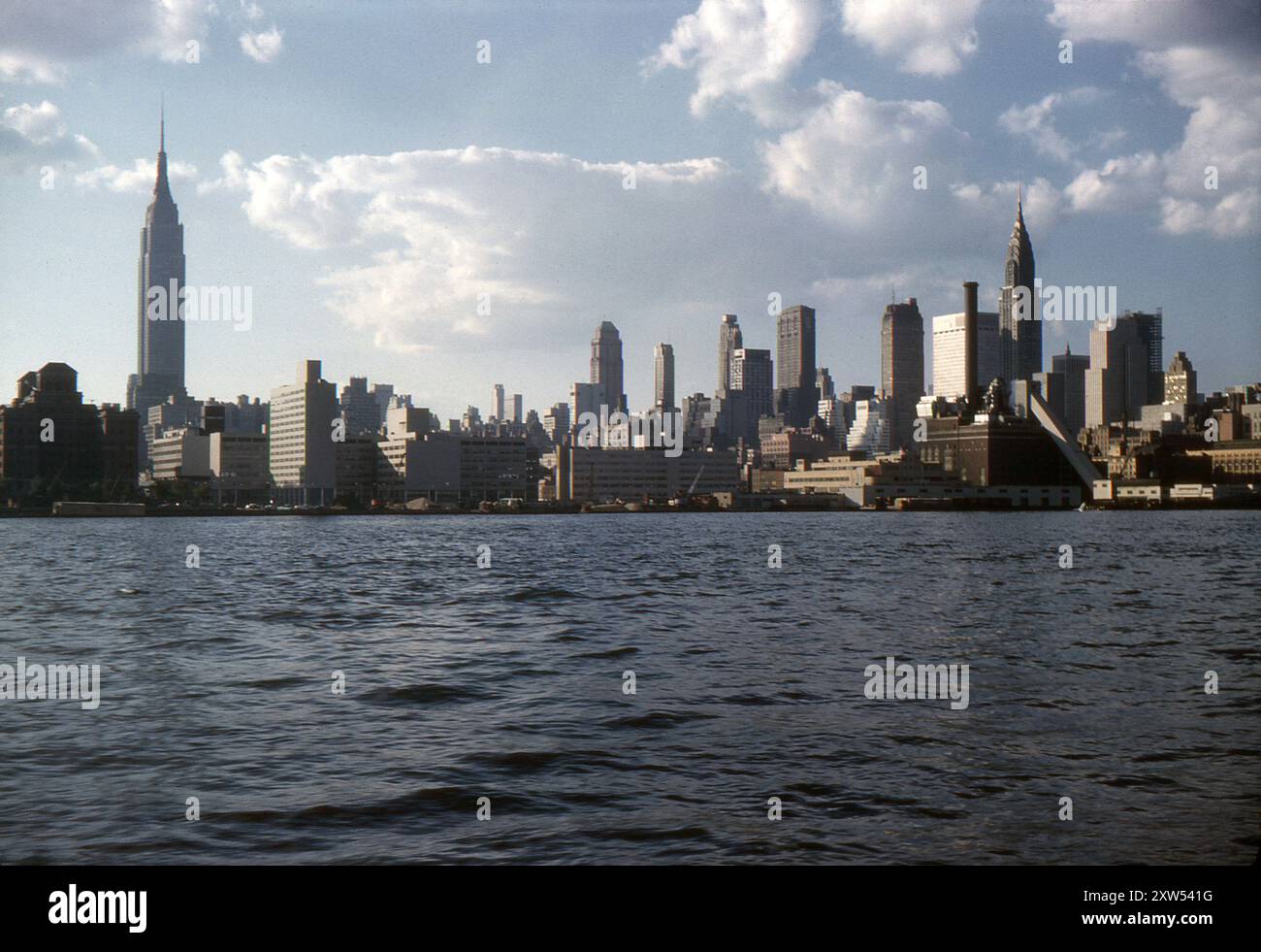 New York, USA. September 1959: Ein Blick auf die Skyline von Manhattan vom East River, New York. Das Empire State und die Chrysler Building stehen in prominenter Weise gegen andere, die sie umgeben. Stockfoto