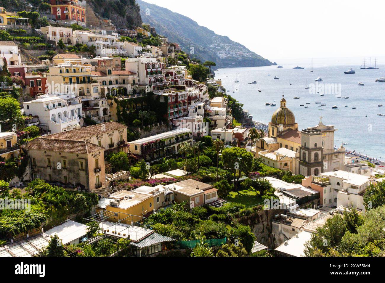 Blick auf Positano, Italien, mit farbenfrohen Gebäuden, die bis zur Amalfiküste kaskadieren. Stockfoto