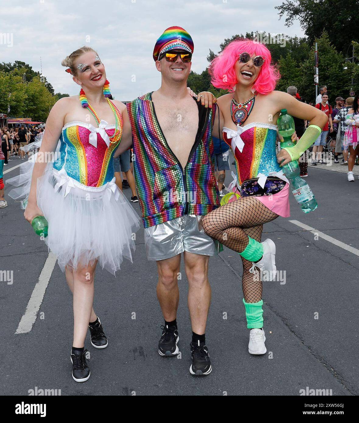 Impressionen der Technoparade Rave the Planet auf der Straße des 17. Junui die dieses Jahr unter dem Motto Liebe ist stärker stattffand. *** Impressionen der Techno-Parade Rave the Planet auf der Straße vom 17. Juni, die dieses Jahr unter dem Motto Love is Stronger stattfand Stockfoto