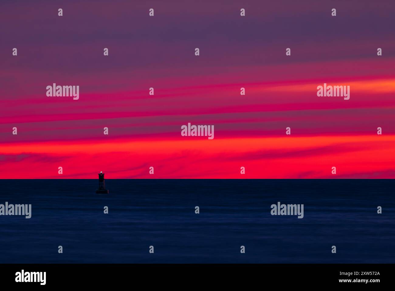 Eine Boje am Lake Superior bei Nacht nach Sonnenuntergang. Stockfoto