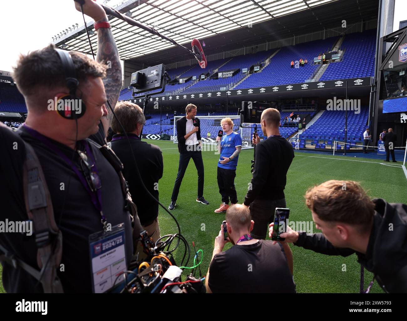Ipswich, Großbritannien. August 2024. Peter Crouch mit Ed Sheeran während des Premier League-Spiels in Portman Road, Ipswich. Der Bildnachweis sollte lauten: David Klein/Sportimage Credit: Sportimage Ltd/Alamy Live News Stockfoto